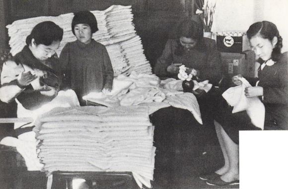 二战时，日本为啥让女人都把和服的袖子剪去？