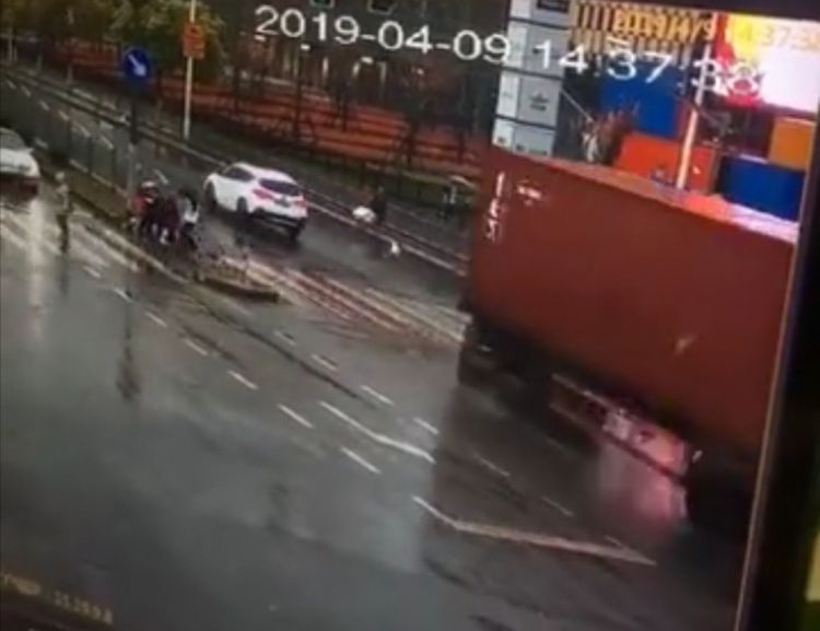 上海失控大货车追着路边等车女子一路跑，网友：这女子命太硬