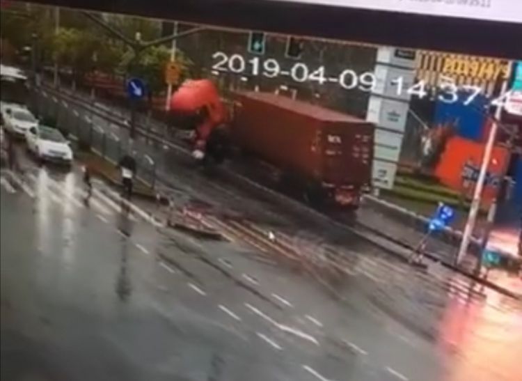 上海失控大货车追着路边等车女子一路跑，网友：这女子命太硬