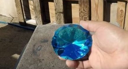 男子突发奇想，用高温铝水倒在蓝色大钻石上，结果却是这样