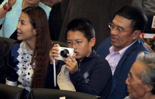 央视主持人朱迅15岁儿子近照罕见曝光，网友：变化太大了！