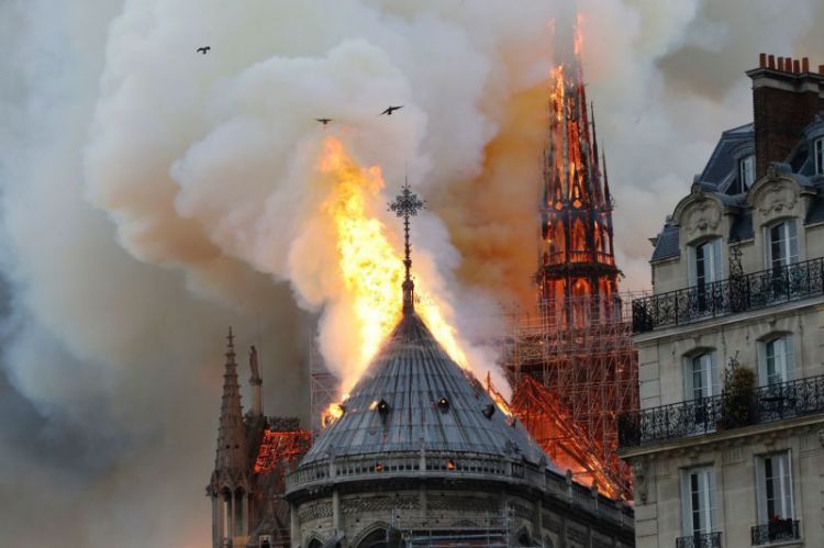烈焰中的巴黎圣母院：除了祈祷，我们还有感伤