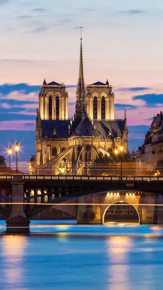 巴黎圣母院：一部活着的法兰西沧桑巨变史