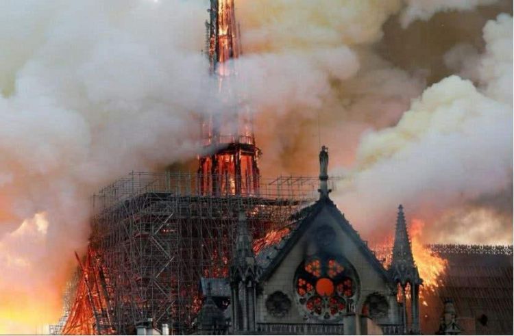 巴黎圣母院大火：二战时都舍不得碰的建筑，却在和平年代毁了