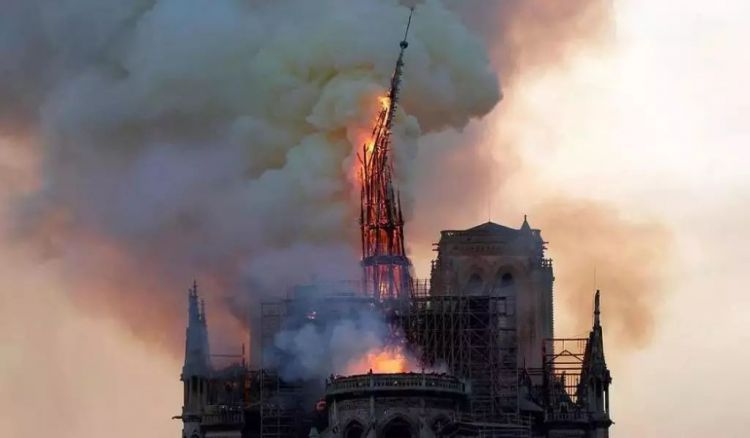 二战德军都不忍摧毁的巴黎圣母院失火，难道我们一定要「叫好」？