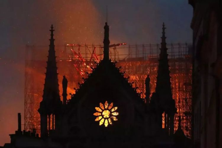 二战德军都不忍摧毁的巴黎圣母院失火，难道我们一定要「叫好」？