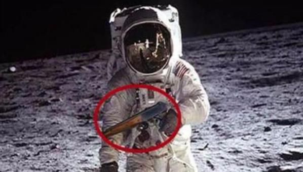 宇航员上太空时，为什么要带上一支手枪？真的是怕遇见外星人吗？
