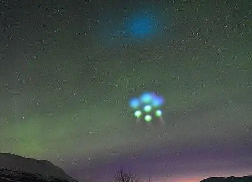 挪威夜空中突现诡异的蓝绿色云团，专家称和美NASA有关