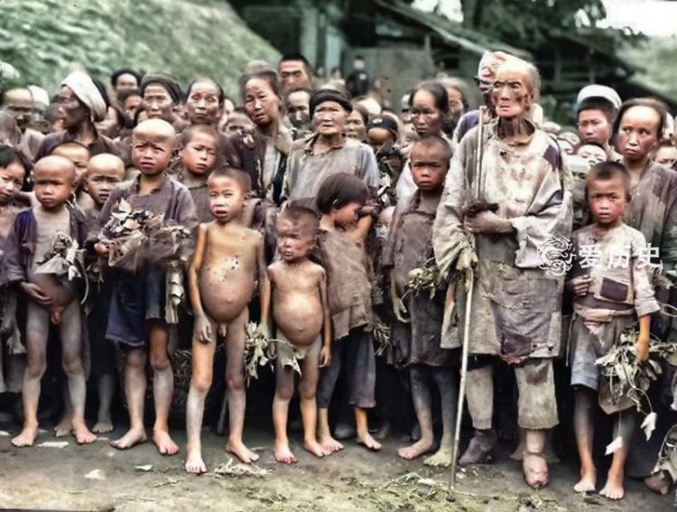 1937年四川大饥荒饿殍载道的上色彩照倒毙的孩子爬满苍蝇
