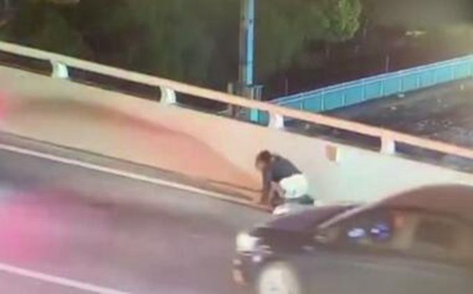 上海17岁男孩跳桥紧跟着的女子因没抓住他坐地痛哭（现场图）