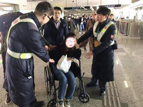 上海一女乘客减肥不吃早餐晕倒站台值班站长紧急救助
