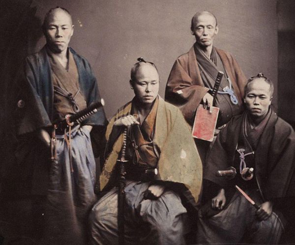 日本武士打仗时，背上为啥要背个“母衣”？