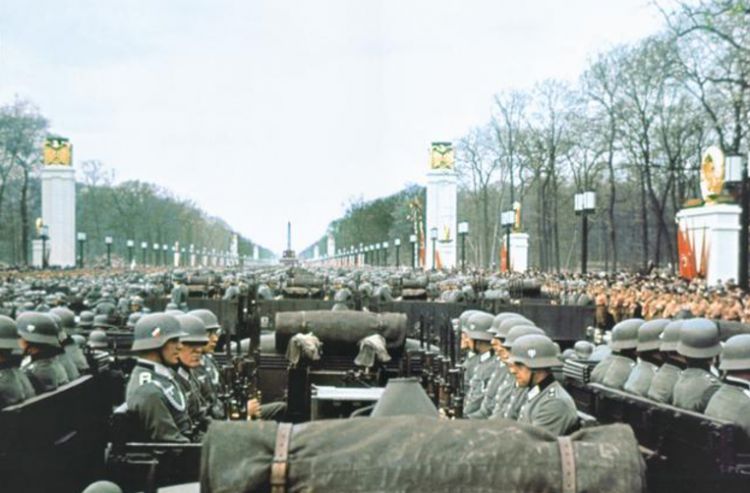 80年前巅峰期德军阅兵：罕见全高清彩照为希特勒庆生