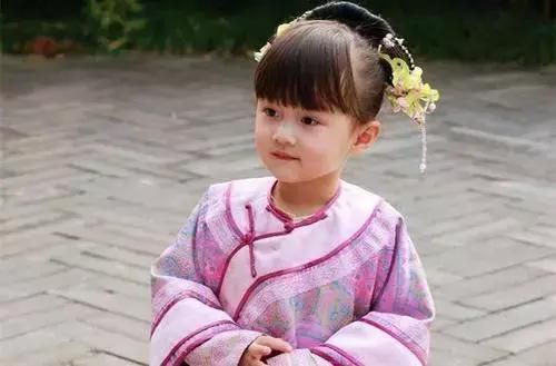 演过赵薇佟大为女儿的她，演《甄嬛传》出名，12岁长得美演技出众