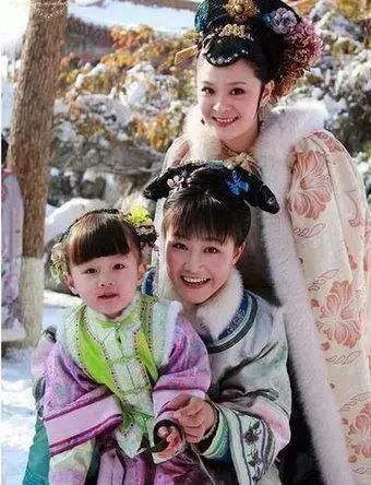 演过赵薇佟大为女儿的她，演《甄嬛传》出名，12岁长得美演技出众