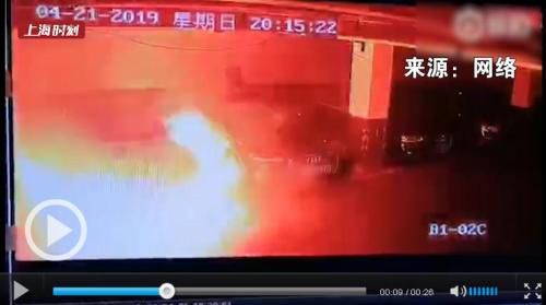 上海一辆特斯拉突然自燃起火官方回应：正核实情况