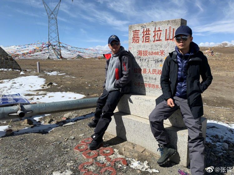 吴京张译海拔5000米珠峰大本营合影，《攀登者》即将杀青定档