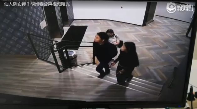 仙人跳实锤！女大学生主动挽手引领刘强东，到底谁在背后搞阴谋？