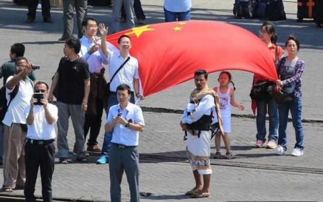 中国三次撤侨，一些“假中国人”也想上船，解放军：唱首国歌试试