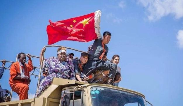 中国三次撤侨，一些“假中国人”也想上船，解放军：唱首国歌试试
