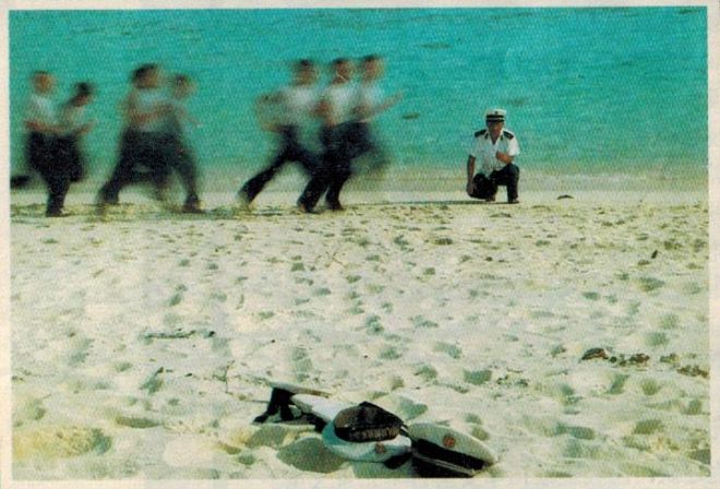 80年代台风刮过后的西沙中建岛苦中作乐为国戍边的海军战士