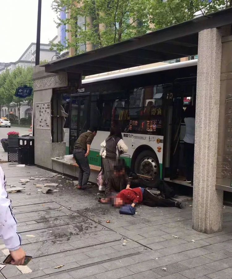 突发！武汉一公交车冲上站台，撞伤4人！
