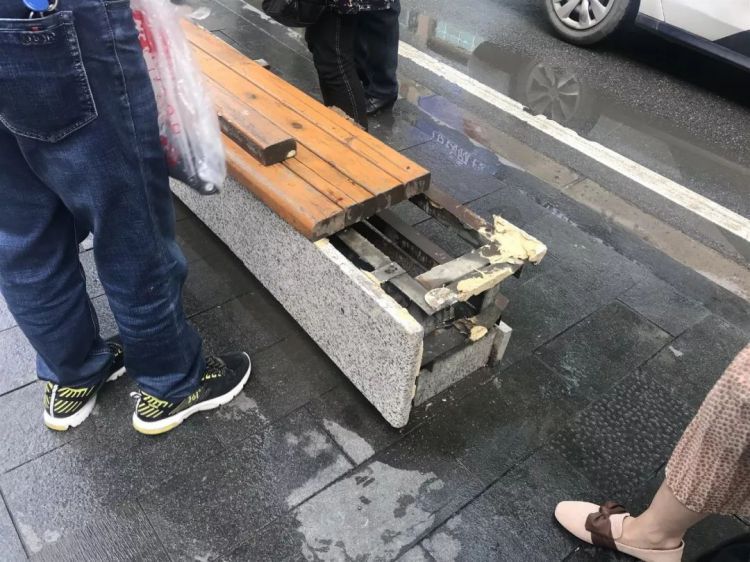 突发！武汉一公交车冲上站台，撞伤4人！