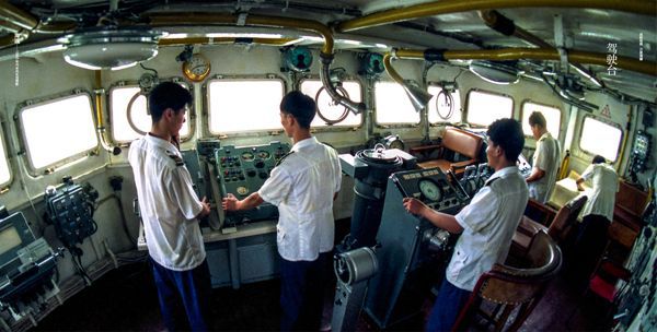 镜头中的1980年代中国人民海军：在风浪中闪耀