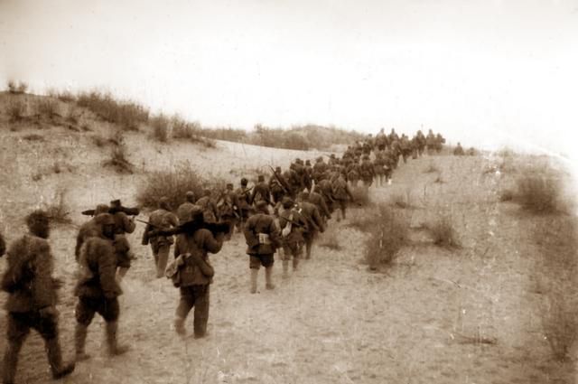 70年前，这个团的官兵徒步穿越塔克拉玛干沙漠