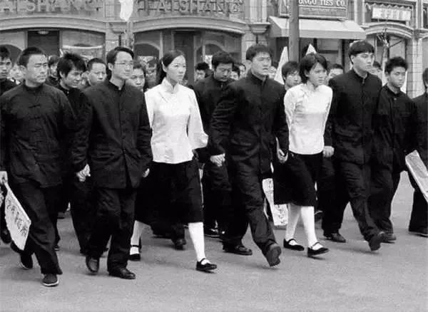 中国百年校服图鉴：校服是怎么变丑的？