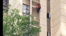 晚年版蜘蛛侠？八旬老太徒手从15楼爬到5楼，原因让人心酸