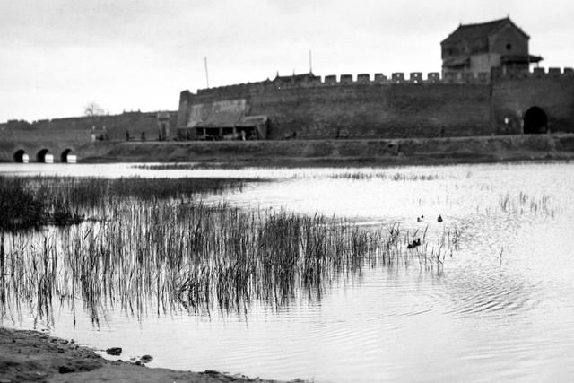 河南开封1923年，古城墙下的百姓生活