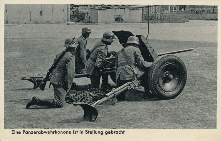 老照片：30年代的德国国防军的确是装备精良训练有素