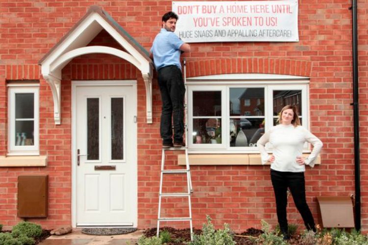 花两百多万买的新房发现30处问题，这对英国夫妇屋外挂起了横幅