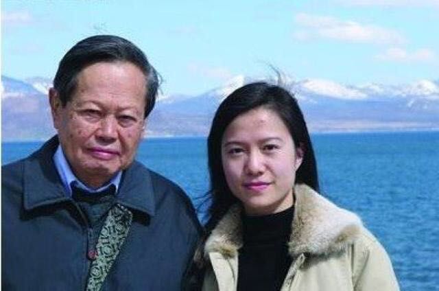 96岁杨振宁与42岁翁帆结婚15年恩爱如初，全因翁帆这一点