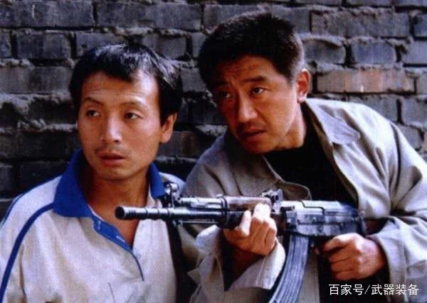 中国士兵站岗时，为什么两人只配一把枪？20年前的教训太深刻
