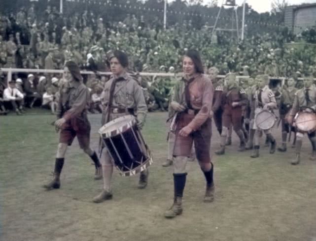 上色老照片：第三帝国时期狂热的希特勒青年团，时刻准备加入战争