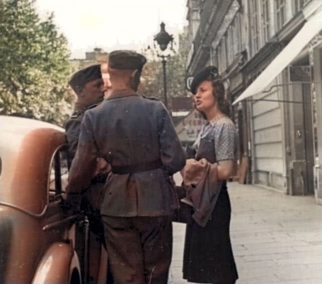 上色老照片：镜头下德占时期的法国，对着德军微笑的巴黎女孩