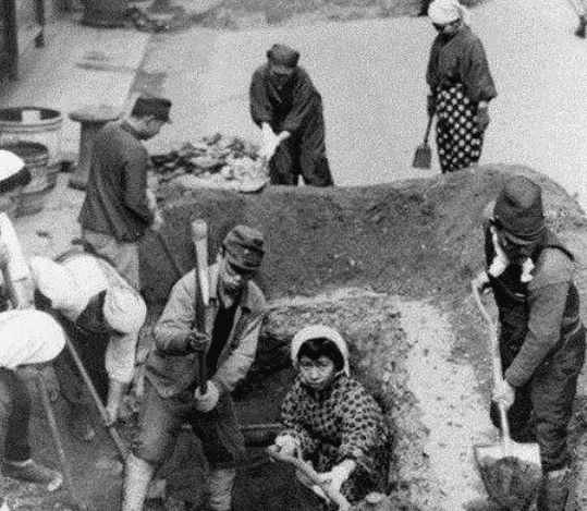 日本二战最终计划，每天一万人挖地下壕，天皇必须带3件国宝进去