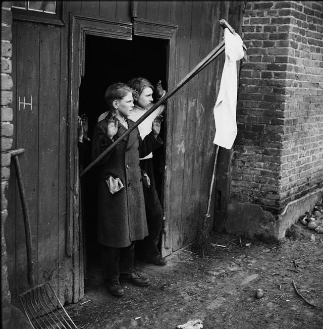 德国投降前后老照片：战俘比姚明还高，妇女们喜笑开颜
