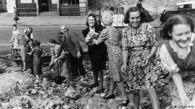 德国投降前后老照片：战俘比姚明还高，妇女们喜笑开颜
