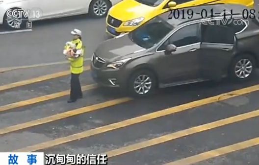 重庆女交警抱着婴儿指挥交通？真相令人感动