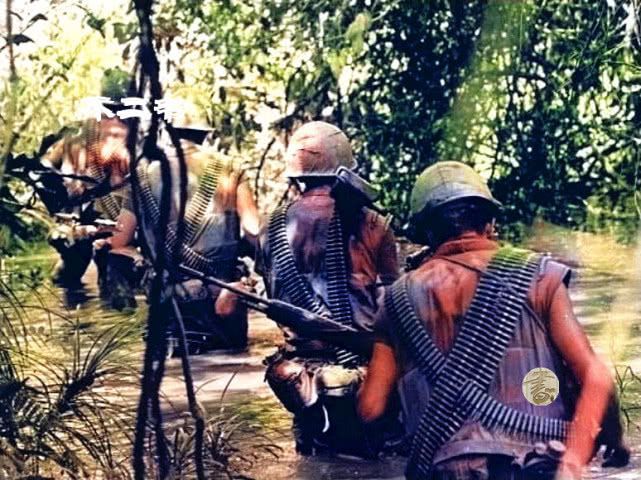 越战上色老照片：镜头下阵亡的美军士兵、平民被枪指着脑袋