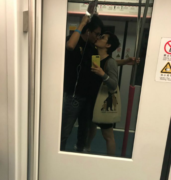 在地铁与老公热吻被骂不知检点，袁立生气回怼：关你们什么事？
