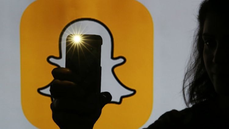 Snapchat：我一个社交平台，竟然被你当相机玩？