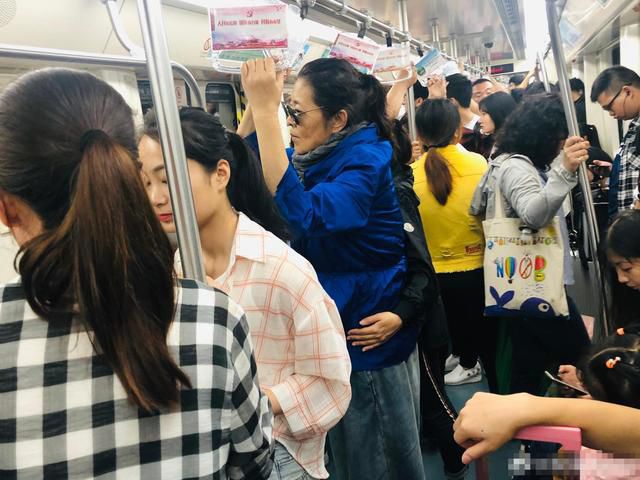 倪萍“暴瘦”之后挤地铁，全程站立却无人识，穿着潮流惹争议