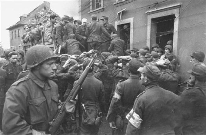 二战在德国投降的战俘，有的放回了家，有的成了“重建法国”的劳动大军