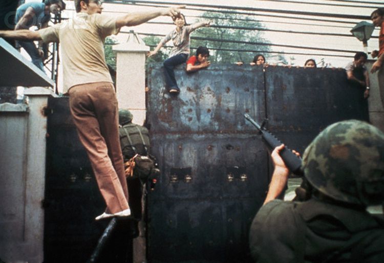 1970年代战争阴影下的南越西贡，繁华闹市军车架着机关枪驶过