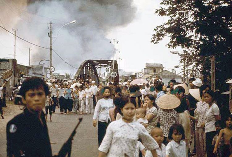 1970年代战争阴影下的南越西贡，繁华闹市军车架着机关枪驶过