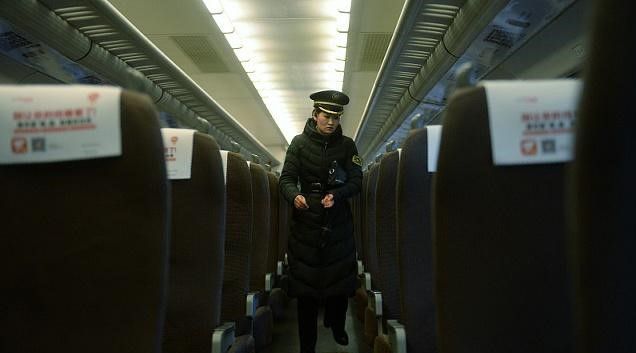杨八里：列车长骚扰女乘客遭处罚，起诉后更是臭名远扬